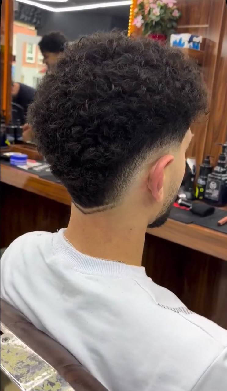 Allure Barber Geleen curly taper fade